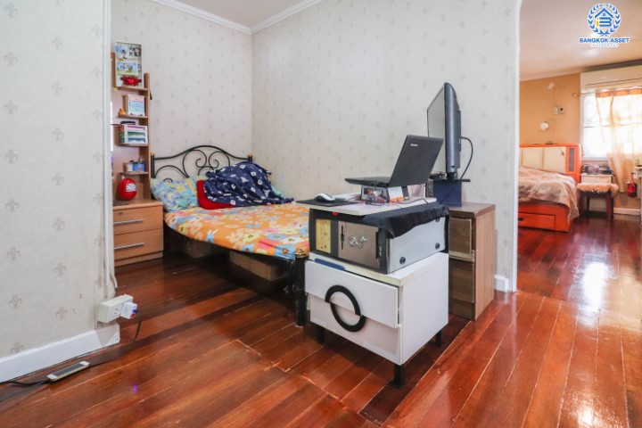 บ้านเดี่ยวทำเลโชคชัย 4 ซอย 56 หลังใหญ่พร้อมอยู่ เนื้อที่ 101 ตร.ว. พร้อมฟังก์ชันที่เหนือกว่าด้วย 5 ห้องนอน 5 ห้องน้ำ ต่อเติมเต็มทั้งหลัง บนทำเลสุดโดดเด่น! พร้อมเชื่อมต่อหลายเส้นทาง ใจกลางแหล่ง Community Mall ชั้นนำมากมาย ใกล้รถไฟฟ้าสายสีเหลือง "โชคชัย4" และทางด่วน "ฉลองรัช"